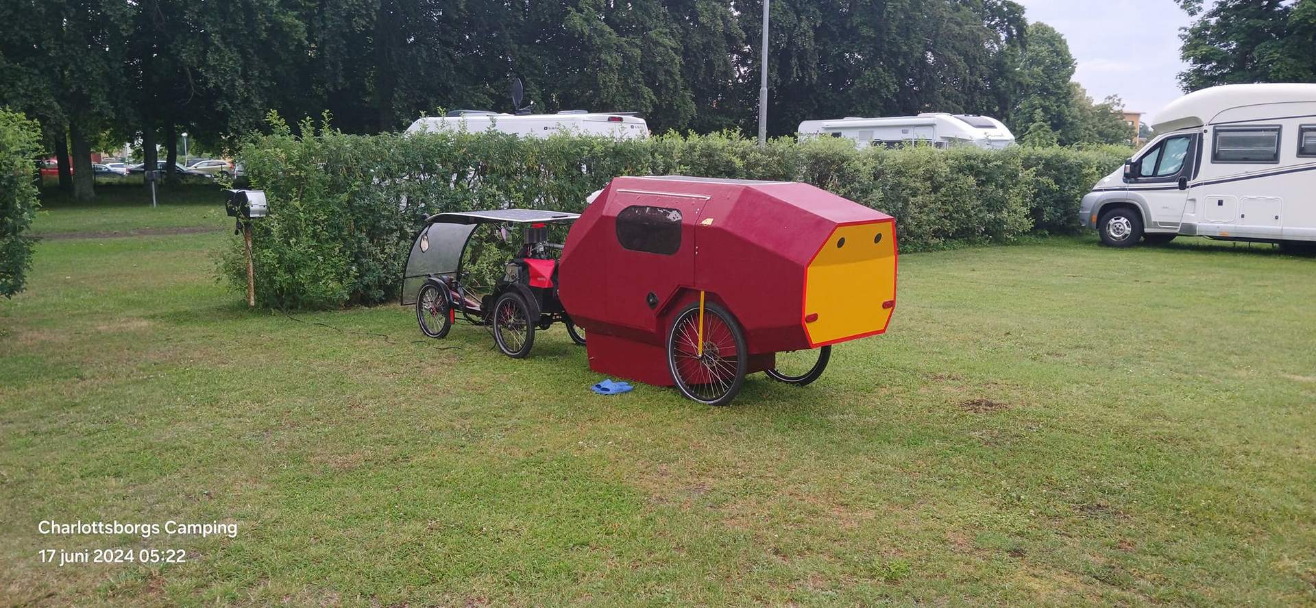 Rolig grabb från Tyskland i egenbyggd husvagn